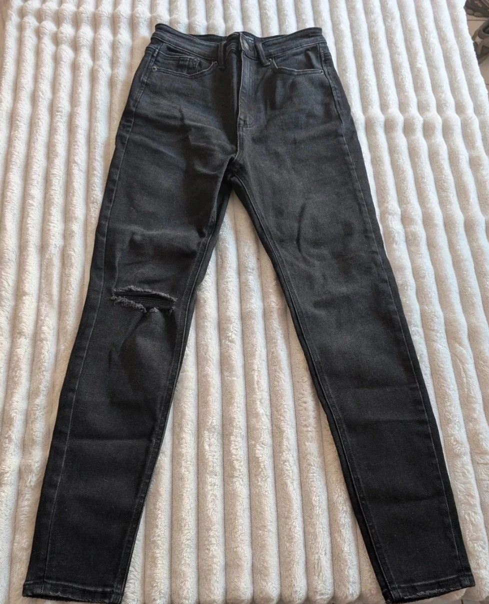 Magnifique Jean skinny taille haute noir Stradivarius déchiré genou